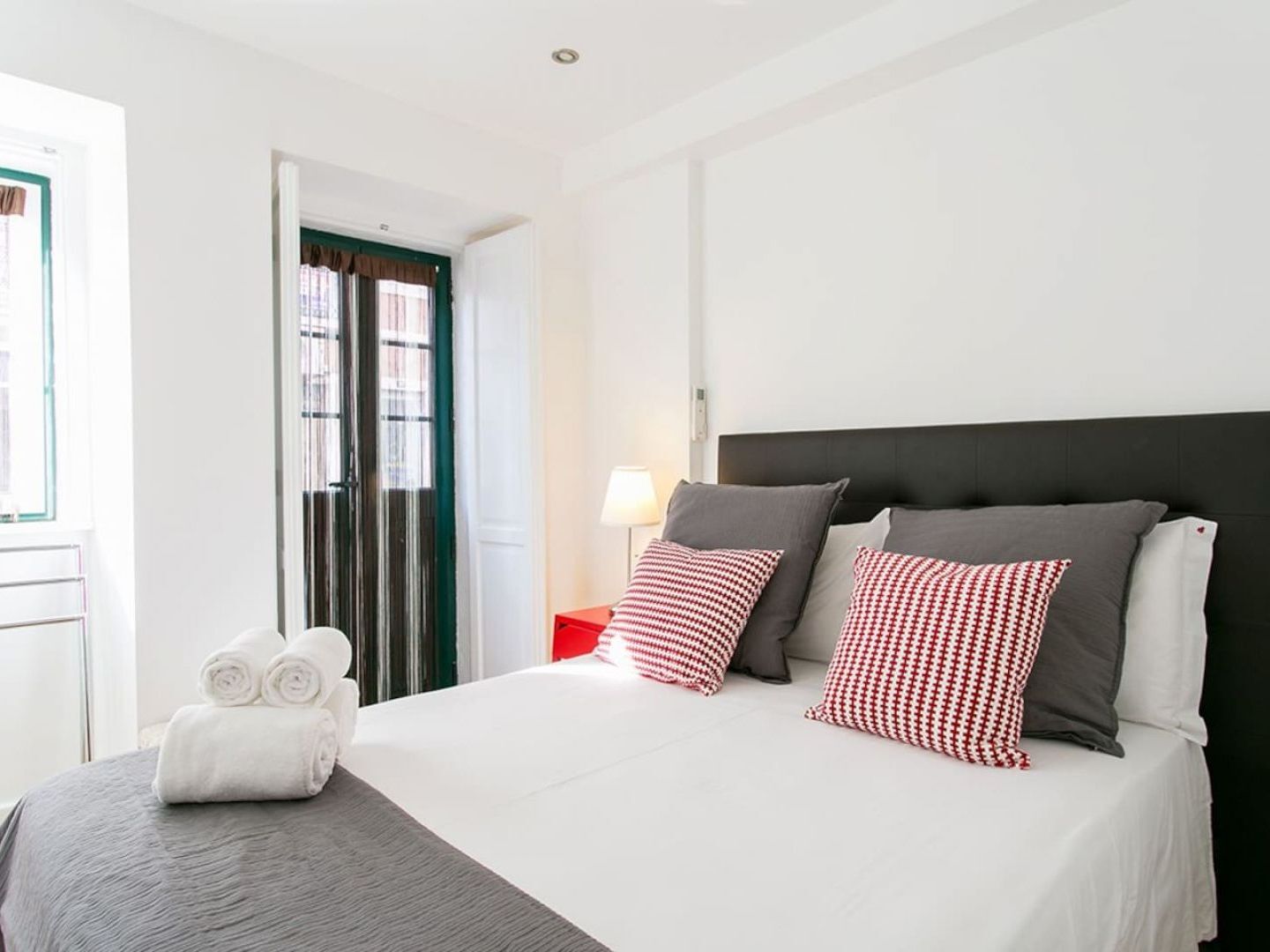 Joivy Cosy 1-bed Flat With Balcony In Alfama, Moments From The Port * Lissabon